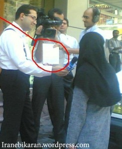 در این تصویر مرآتی خبرنگار صداوسیما در حال گرفتن مصاحبه با فردیست که از روی کاغذ متنی را در مقابل دوربین میخواند